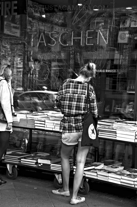 Ragazza alla libreria Taschen